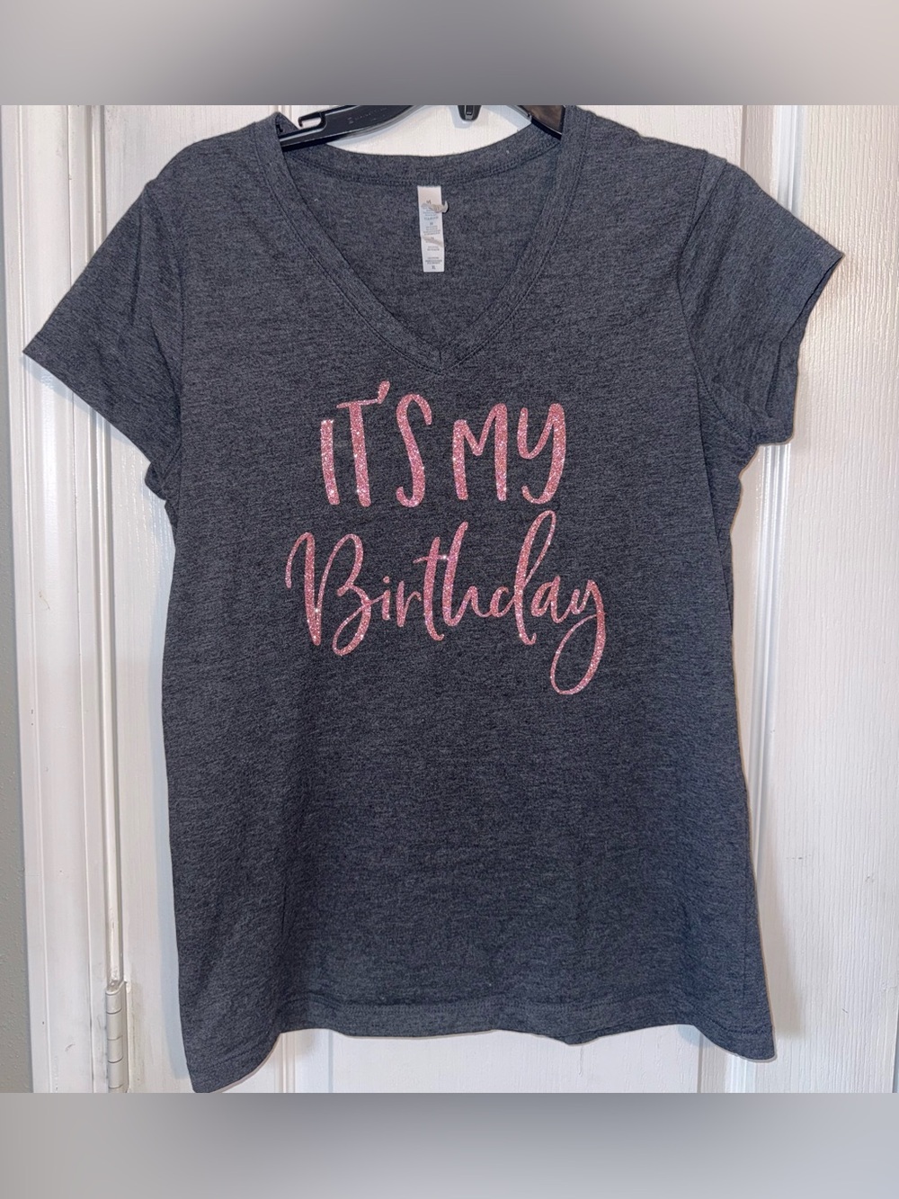 It’s My Birthday Graphic V-Neck T-Shirt Dark Gray & Pink Size XL